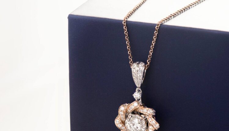 liontin emas kekinian